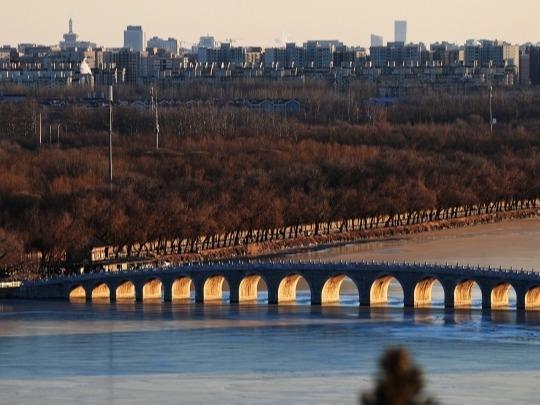 北京頤和園十七孔橋で迎える冬至の「金色に輝くトンネル」
