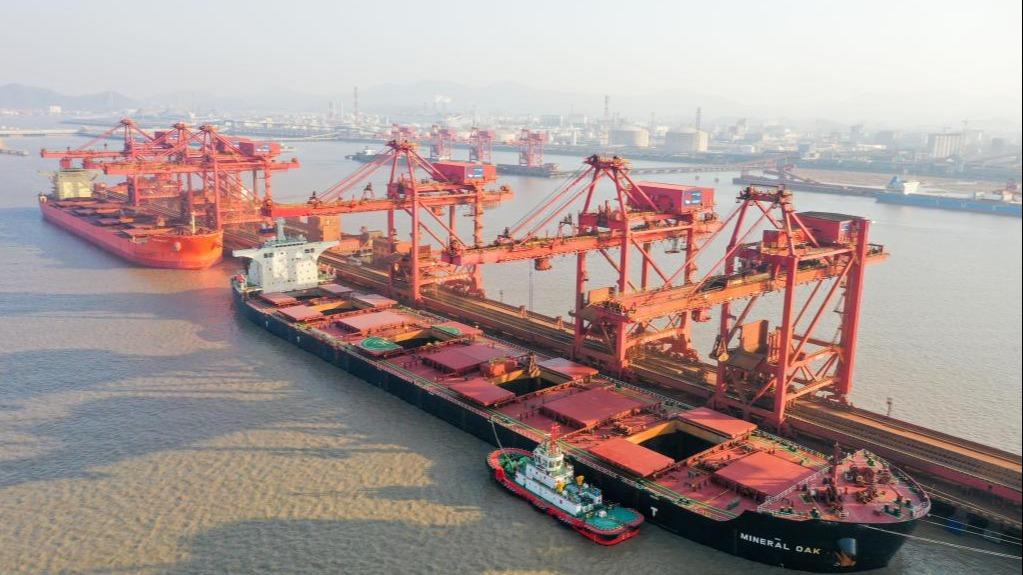 الصور: للعام الـ14 على التوالي.. حجم تحميل وتفريغ السلع في ميناء نينغبوه تشوشان الصيني يحتل المرتبة الأولى في العالم