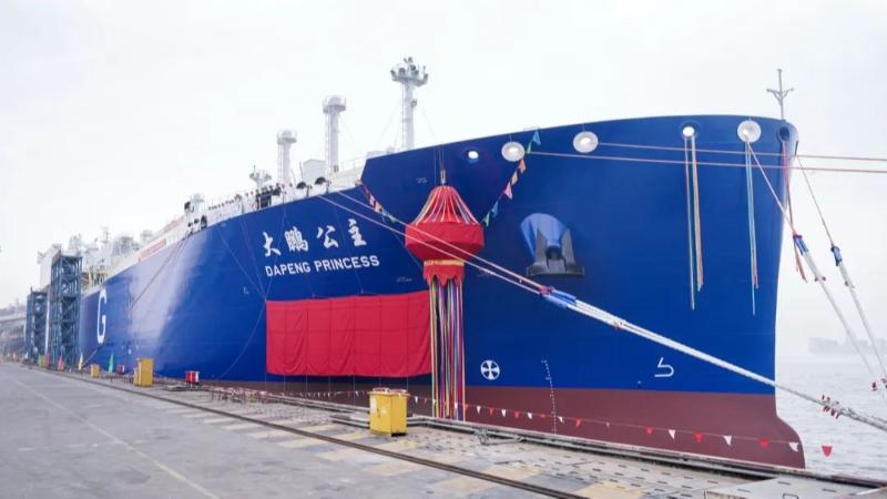 کشتی‌ساز چینی بزرگترین شناور حامل ال ان جی در رودخانه و دریا را به بندر شانگهای تحویل دادا