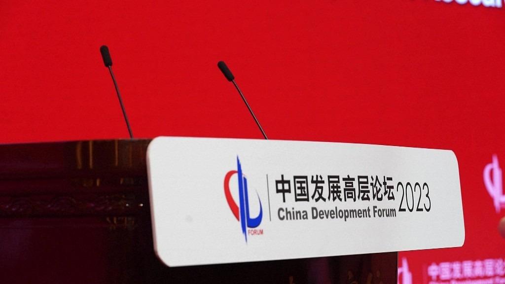 Li Qiang trifft ausländische Teilnehmer von China Development Forum 2023