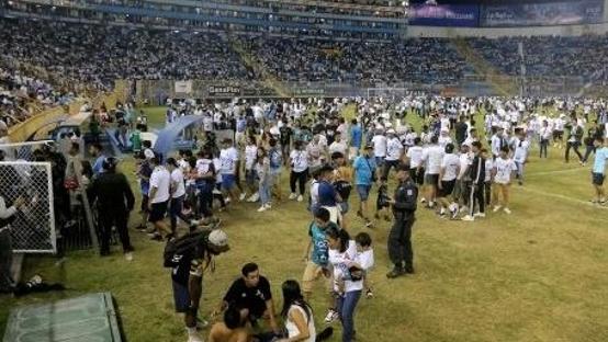 تراژدی مرگ در مسابقه فوتبال السالوادور؛ ۱۲ کشته در پی ازدحام جمعیتا