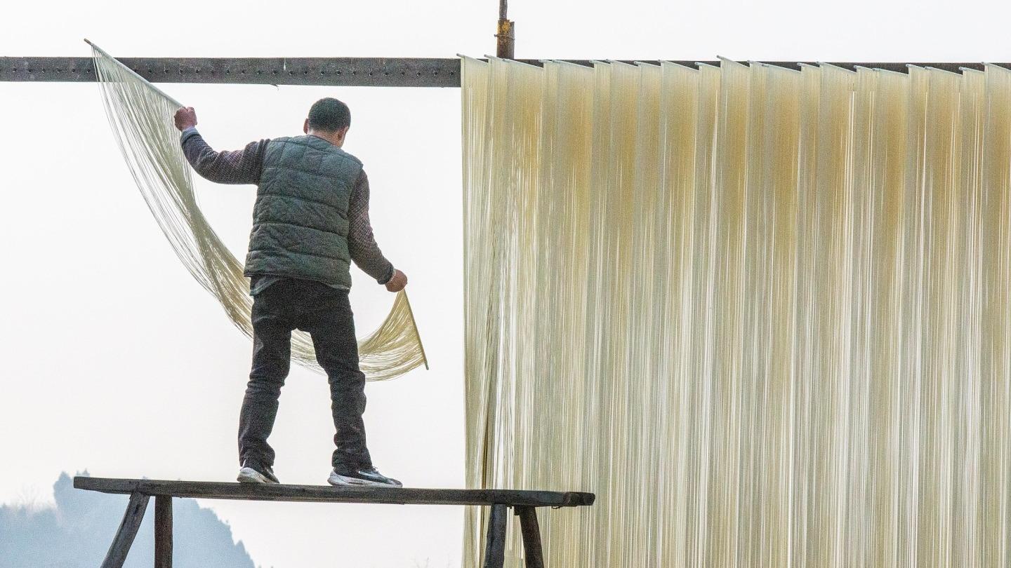 تصاویری از خشک کردن رشته در «جونگ جیانگ»ا
