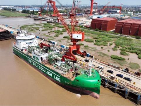 中国製LNG供給船、試験航行のため江蘇省啓東を出港