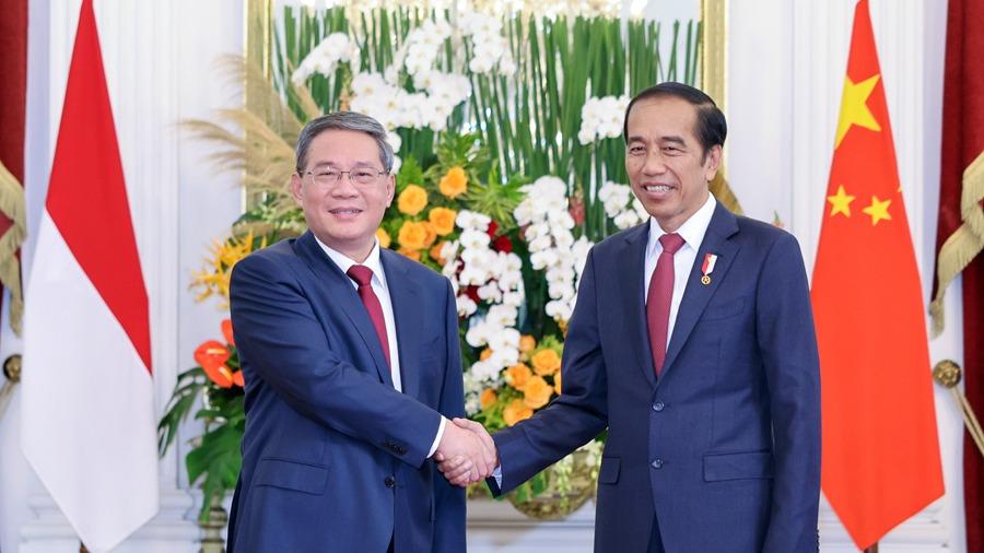 Li Qiang berbicara dengan Presiden Indonesia