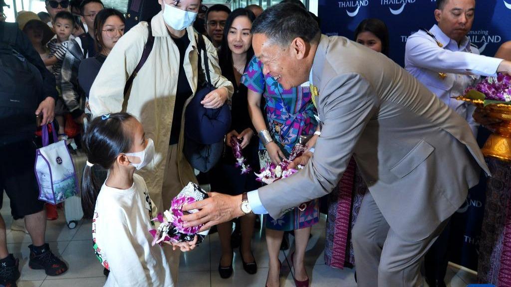Pierwszego dnia zwolnienia z obowiązku wizowego premier Tajlandii udał się na lotnisko, aby powitać chińskich turystów