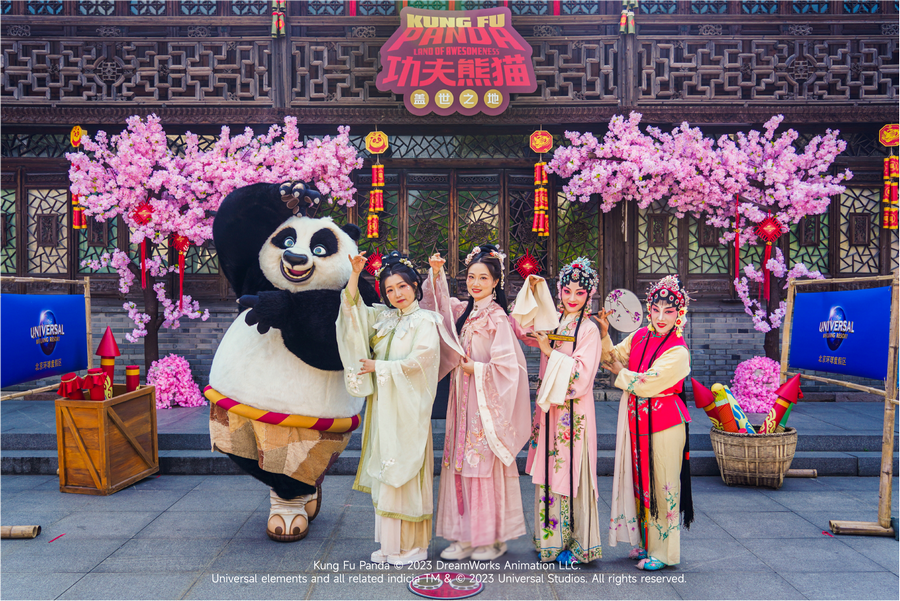 Το Universal Beijing Resort συνεργάστηκε φέτος με το Φεστιβάλ Θεάτρου του Γουτζέν, φέρνοντας τις αντιπροσωπευτικές παραστάσεις του στην υδάτινη πόλη της επαρχίας Τζετζιάνγκ, Γουτζέν, στο Τζιασίνγκ.  [Φωτογραφία από την China Daily]