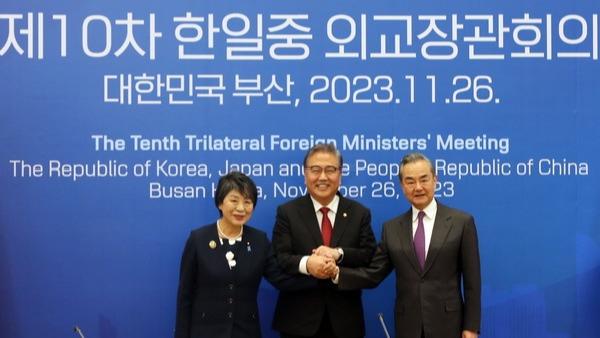 توافق وزرای خارجه چین، ژاپن و کره برای فراهم کردن شرایط دیدار رهبران سه کشورا