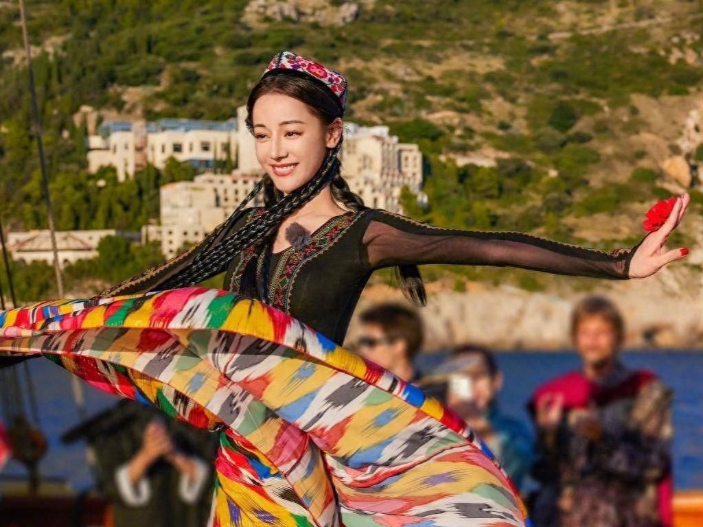 中国の女優がクロアチアで民族舞踊を披露して注目集める