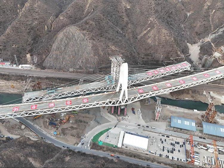 北京の曲線鋼桁斜張大橋 世界初の左右両部分の空中同時回転