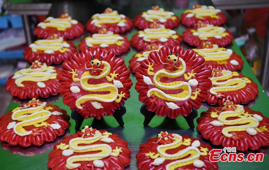 Ψωμάκια με κινεζικά στοιχεία και με θέμα το δράκο παρασκευάζονται στην πόλη Ντινγκτζόου της επαρχίας Χεμπέι για να καλωσορίσουν το επερχόμενο Έτος του Δράκου. (Φωτογραφία/China News Service)