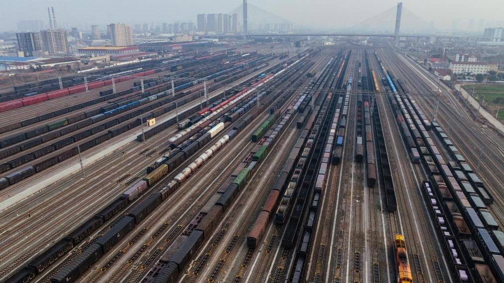 تزايد حركة الشحن في محطة شيانغيانغ الشمالية للسكك الحديد بمقاطعة هوبي الصينية