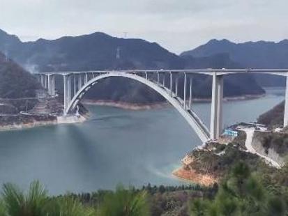 スパン600メートル超のコンクリートアーチ橋が開通＝広西チワン族自治区