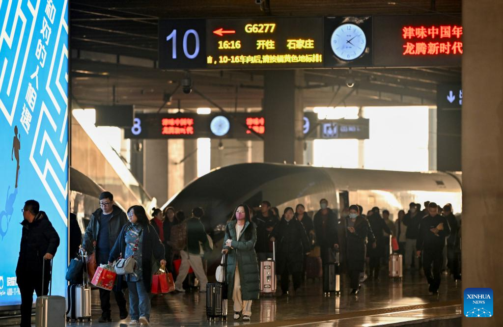 Επιβάτες φτάνουν στο δυτικό σιδηροδρομικό σταθμό του Τιεντζίν της βόρειας Κίνας, 17 Φεβρουαρίου 2024. (Xinhua / Li Ran)