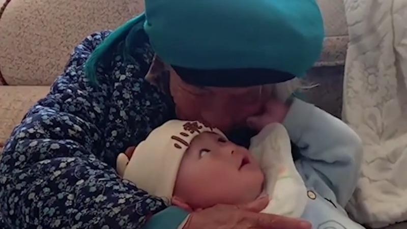 ویدئو| نوه و مادربزرگی که دل چینی‌ها را بُردا