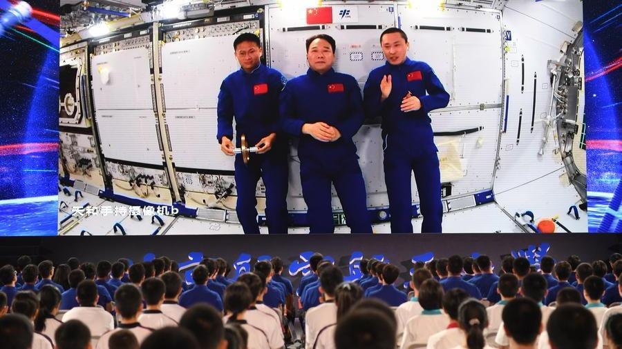 اهدای نشان افتخار به فضانوردان «شن جوئو ۱۶»ا