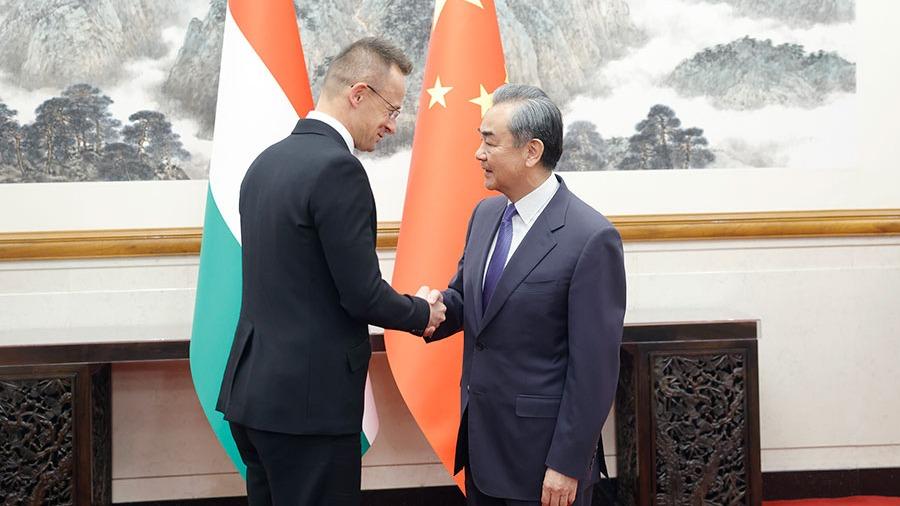 Wang Yi führt Gespräch mit Außenminister Ungarns