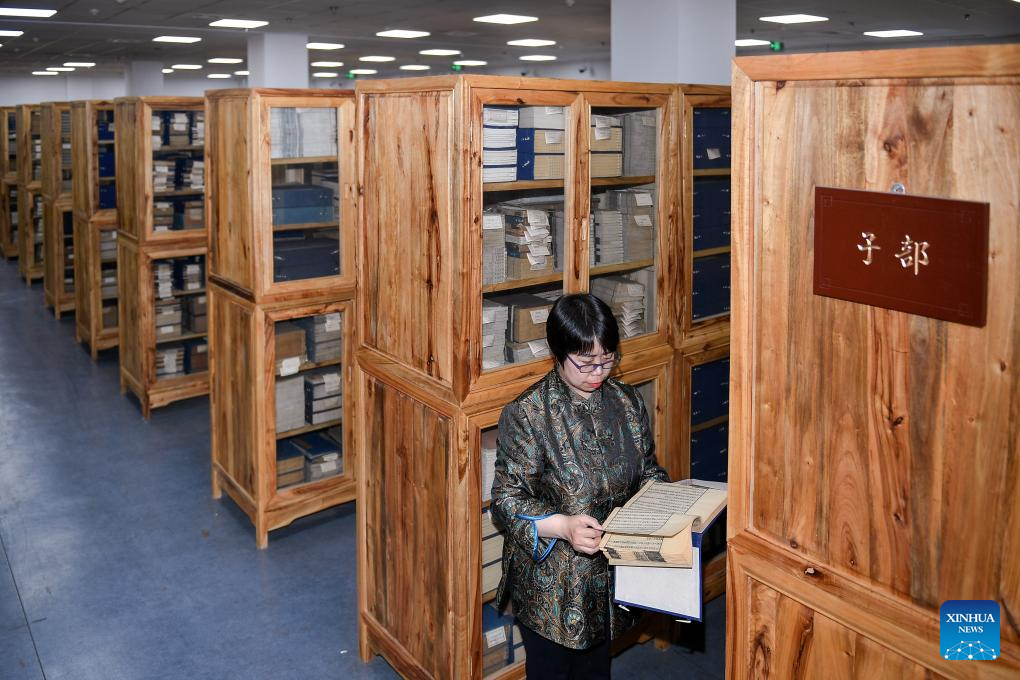 Η Γουάνγκ Λιχουά διευθύντρια του τμήματος αρχαίων βιβλίων της Βιβλιοθήκης του Πανεπιστημίου Τζιλίν, ελέγχει τη διατήρηση αρχαίων βιβλίων στη βιβλιοθήκη του Πανεπιστημίου Τζιλίν στο Τσανγκτσούν, βορειοανατολική επαρχία Τζιλίν της Κίνας, 19 Απριλίου 2024. (Xinhua/Xu Chang)