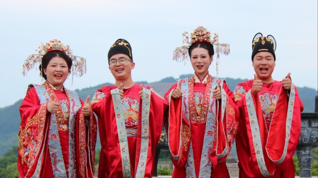 عروسی دسته جمعی با لباس‌های سنتی زیبا در مرکز چینا