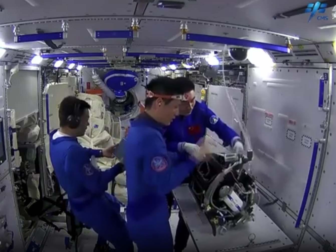 「神舟18号」乗組員が軌道上で1カ月生活  多くの宇宙科学実験を実施