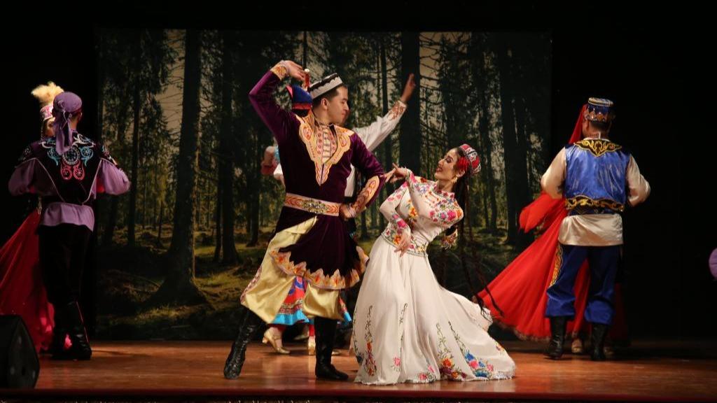 اجرای هنرمندانی از شین جیانگ در ترکیها