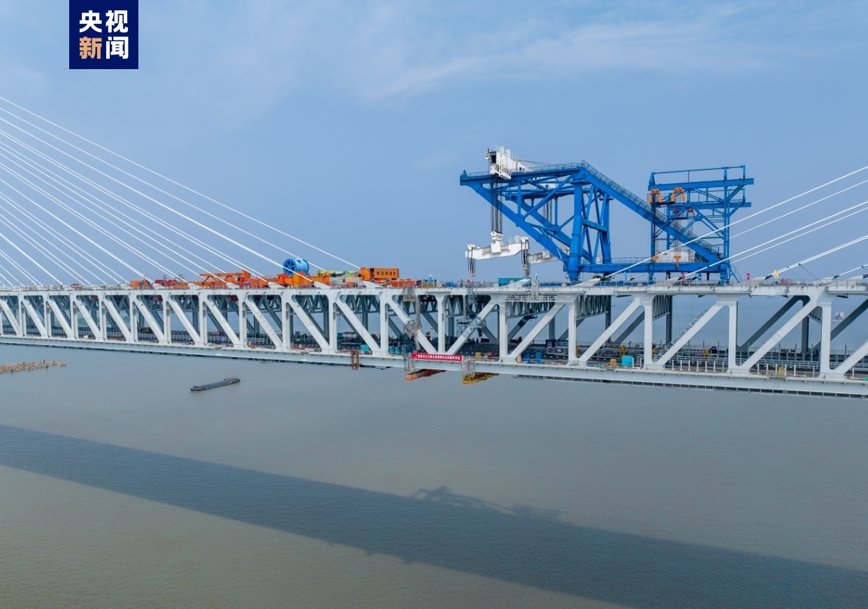تکمیل اتصال پل «چانگتای» رودخانه یانگ تسه با دقت میلی متری!ا