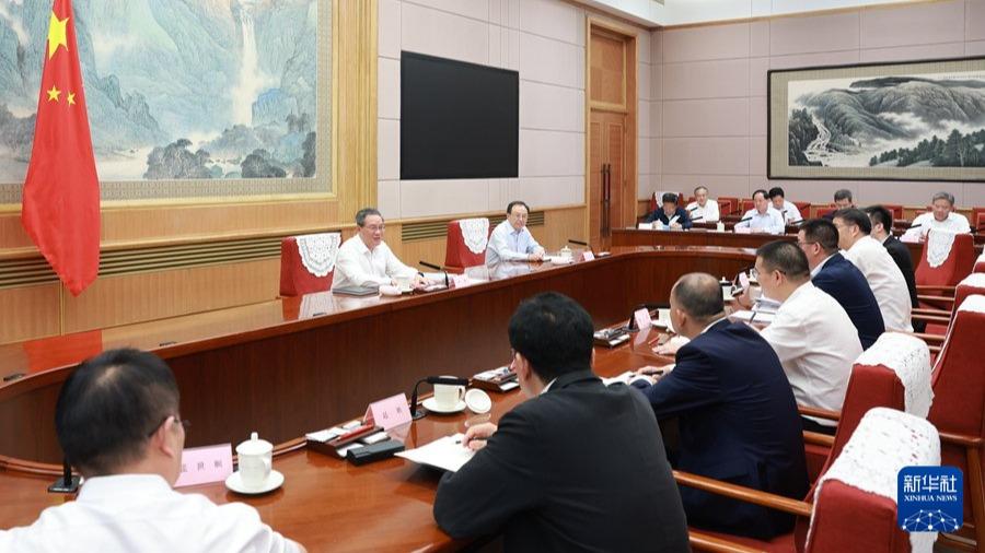 دیدار نخست وزیر چین با کارشناسان و موسسه داران درباره وضعیت اقتصادیا