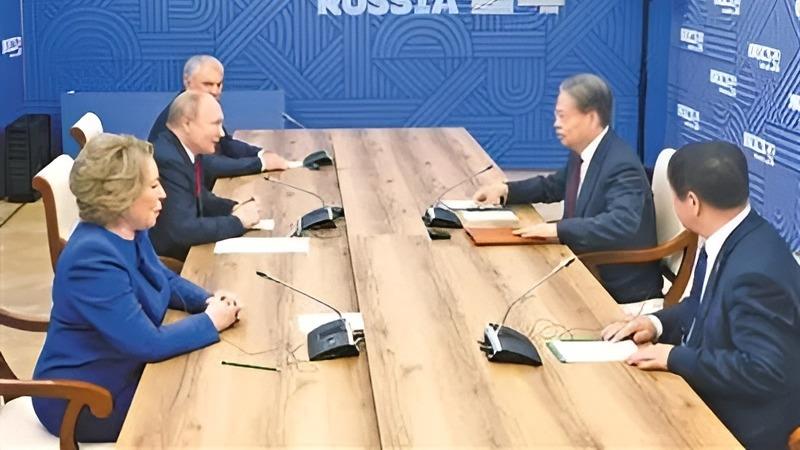 دیدار رئیس کمیته دائمی مجلس ملی نمایندگان خلق چین از روسیها