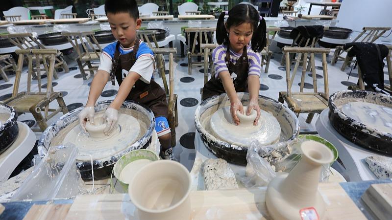 Kanak-kanak Nikmatik Kegembiraan Membuat Barang Tembikar