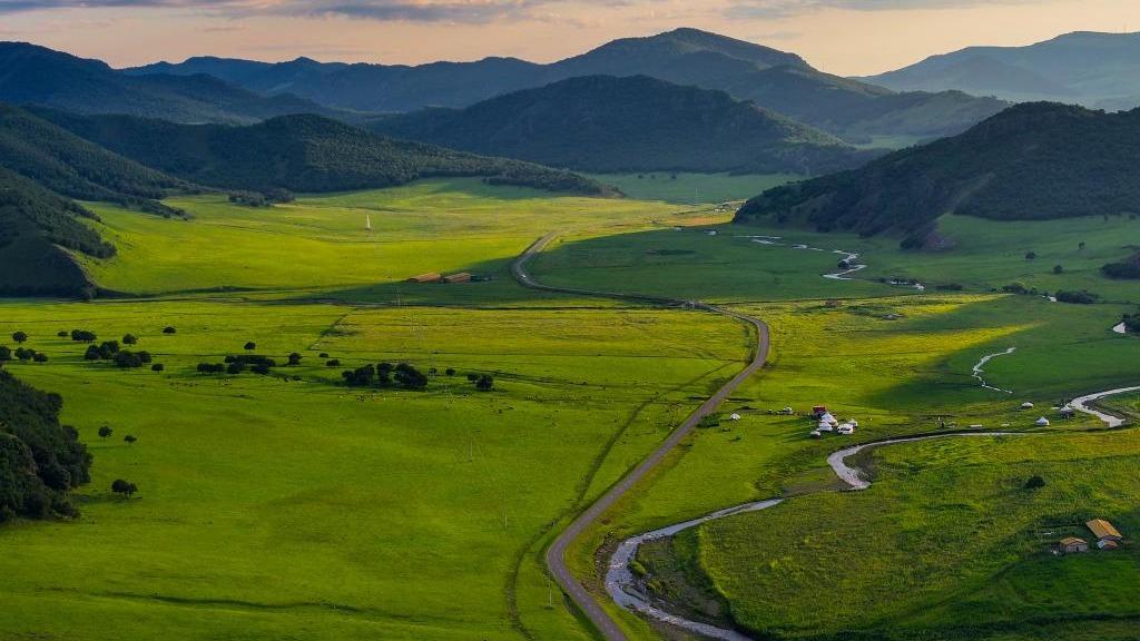 غروب آرامش‌بخش خورشید در چمنزارهای مغولستان داخلی چینا