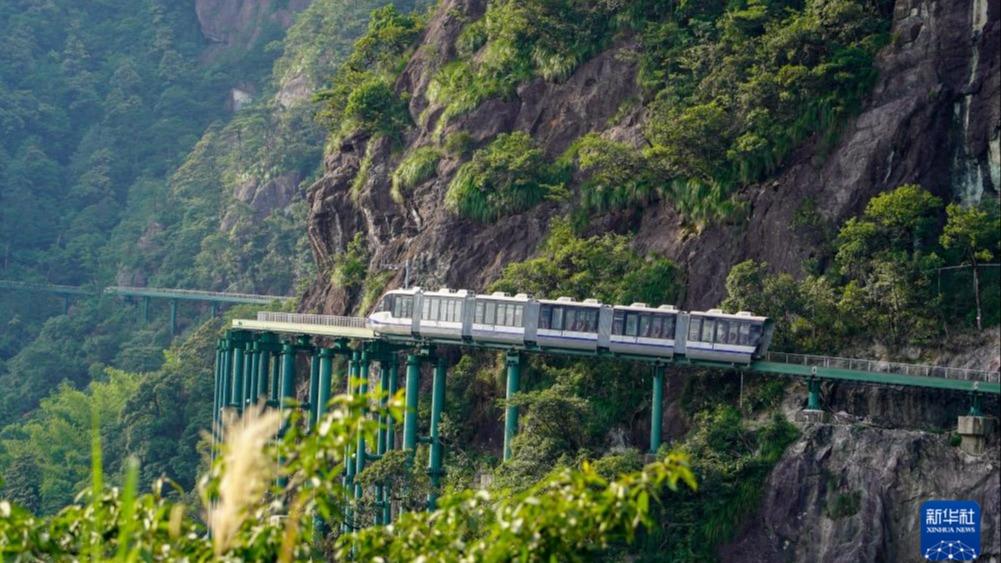 30 Kereta Monorel Persiaran Cenuram Gunung Diserahkan kepada Pelanggan Jiangxi