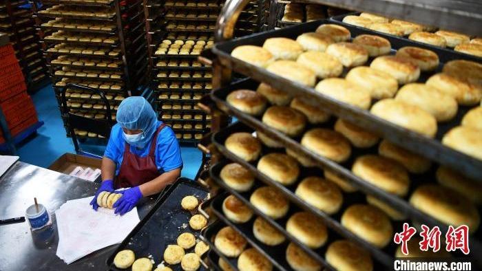 Sibuk Buat Kuih Bulan, Pastikan Bekalan Mencukupi