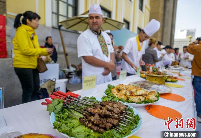 Pertandingan Memasak di Jalanan Urumqi