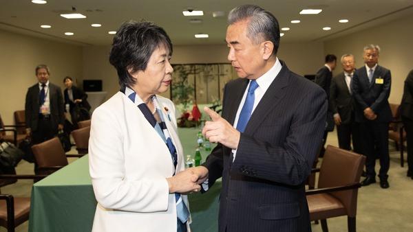 Wang Yi trifft mit japanischer Außenministerin Yoko Kamikawa zusammen