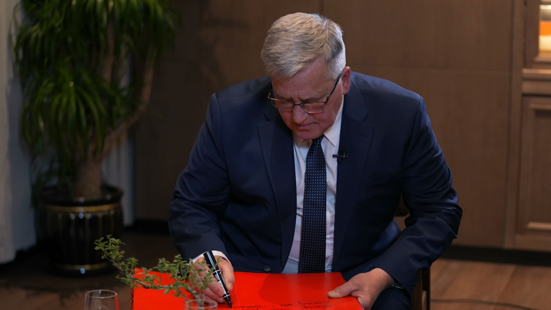 Bronisław Komorowski wpisał się do księgi pamiątkowej