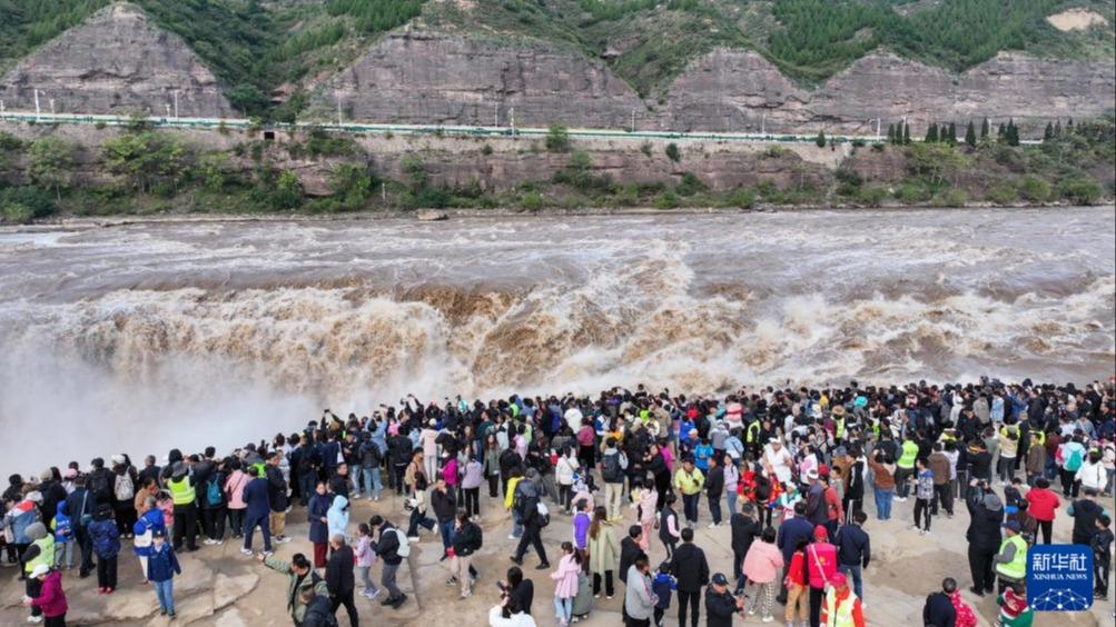 राष्ट्रिय दिवसको विदामा हुखौ झरनामा धेरै पर्यटकहरू