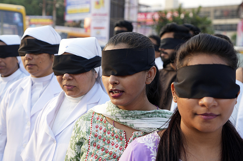 অন্ধ শিশুদের সাথে চোখ বেঁধে হাঁটা