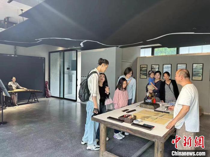 Dorfbetrachtungen in Zhejiang: Warum eine Bergstadt so viele Kunstgalerien anzieht