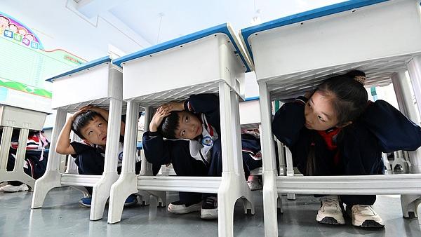 Latihan Murid untuk Hadapi Gempa Bumi di Handan