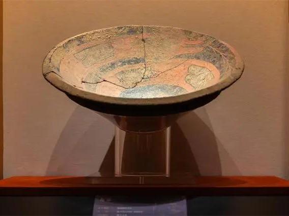 漢時代加彩三足土器　古代中国　中国古美術　考古遺物　発掘出土品　博物館展示品同手 漢時代加彩三足土器 古代中国 中国古美術 考古遺物 発掘出土