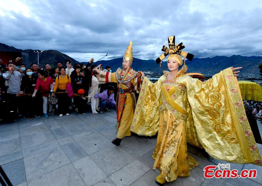 Η όπερα "Πριγκίπισσα Γουεντσένγκ" σε παράσταση στη Λάσα, πρωτεύουσα της αυτόνομης περιοχής του Θιβέτ της νοτιοδυτικής Κίνας, την 1η Αυγούστου 2022. (Φωτογραφία: China News Service)