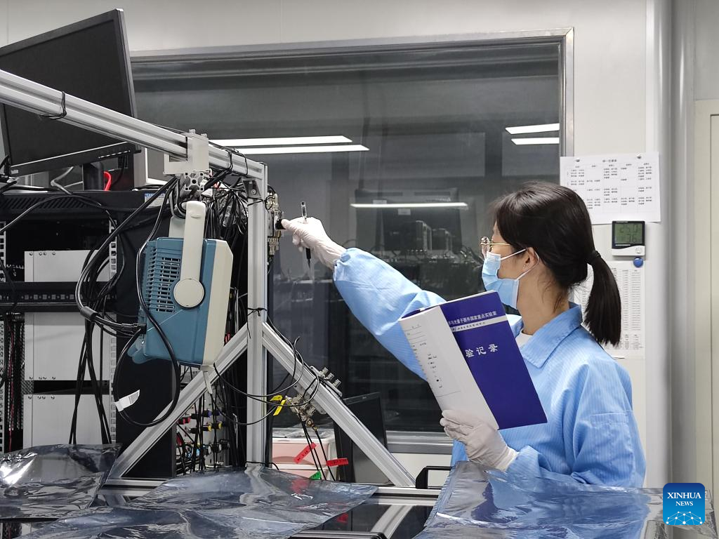 Li Qinghui kryen një eksperiment në një laborator në Taiyuan, në provincën Shanxi të Kinës veriore, 27 gusht 2022./Xinhua