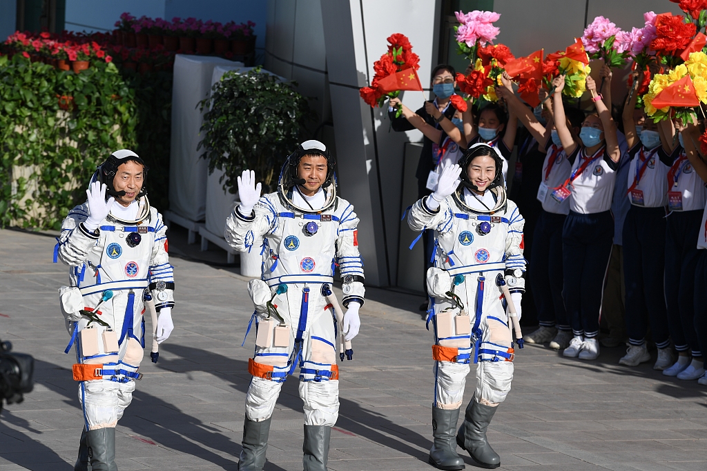 Tre astronautë kinezë të misionit "Shenzhou-14"(Foto:VCG)