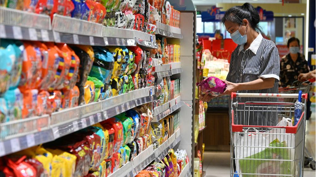 Një klient blen në një supermarket në distriktin Congtai të Handan, në provincën Hebei të Kinës veriore, 10 gusht 2022. /Xinhua