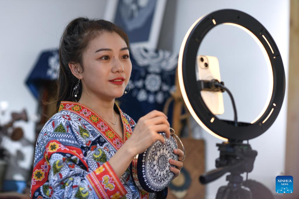 Η Τζουάν – Τζουάν  παρουσιάζει έργα μπατίκ σε livestreaming στο Ανσούν της επαρχίας Γκουιτζόου της νοτιοδυτικής Κίνας, 18 Αυγούστου 2022.