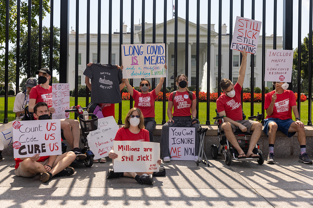 Protestues që vuajnë nga simptomat afatgjata të COVID-19 jashtë Shtëpisë së Bardhë,  19 sthator, Uashington(Foto:VCG)