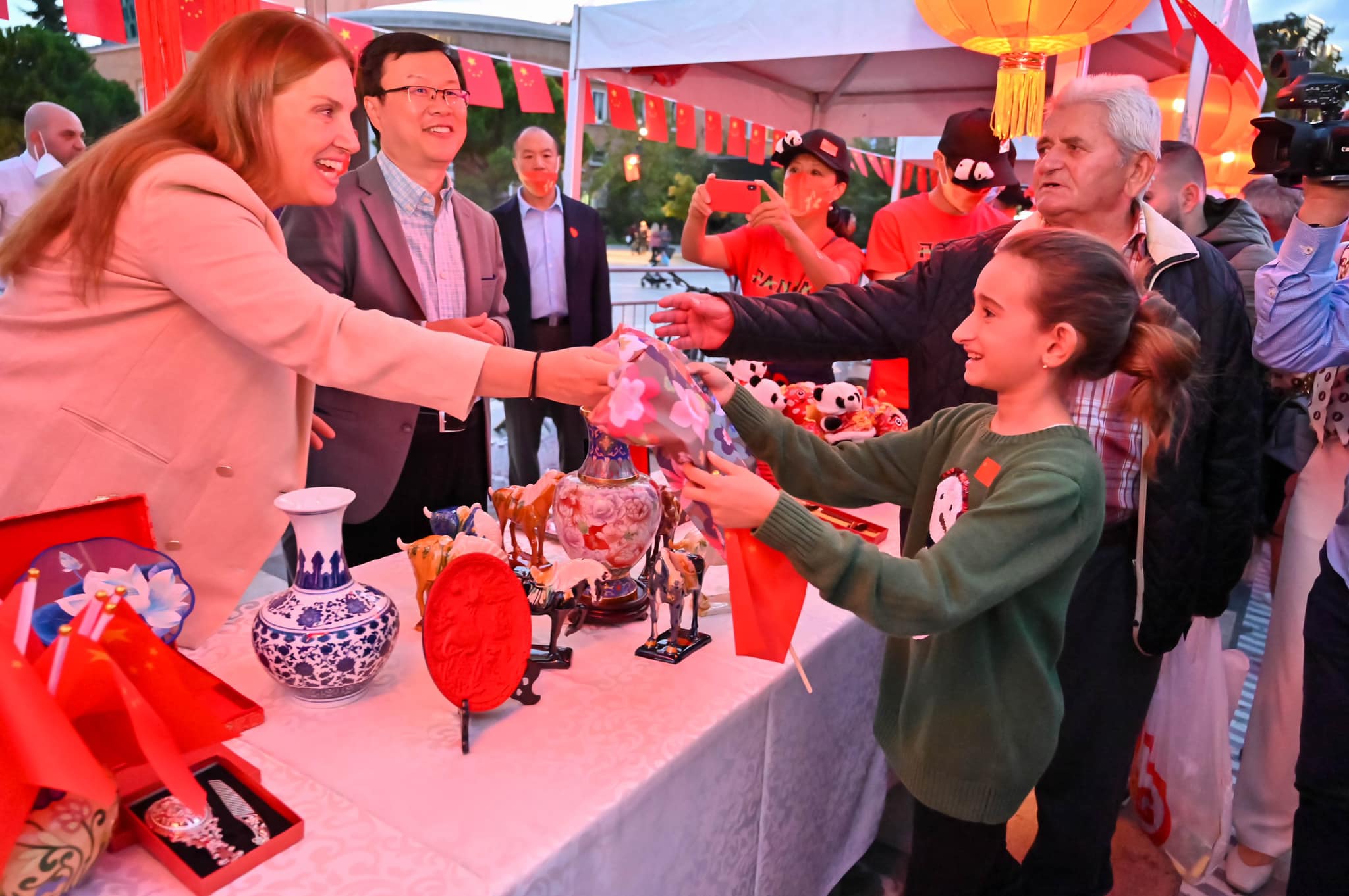 Ministrja shqiptare e Mjedisit dhe Turizmi Mirela Kumbaro me ambasadorin e Kines ne Tirane Zhou Ding (Foto Facebook Ambasadori kinez ne Tirane)