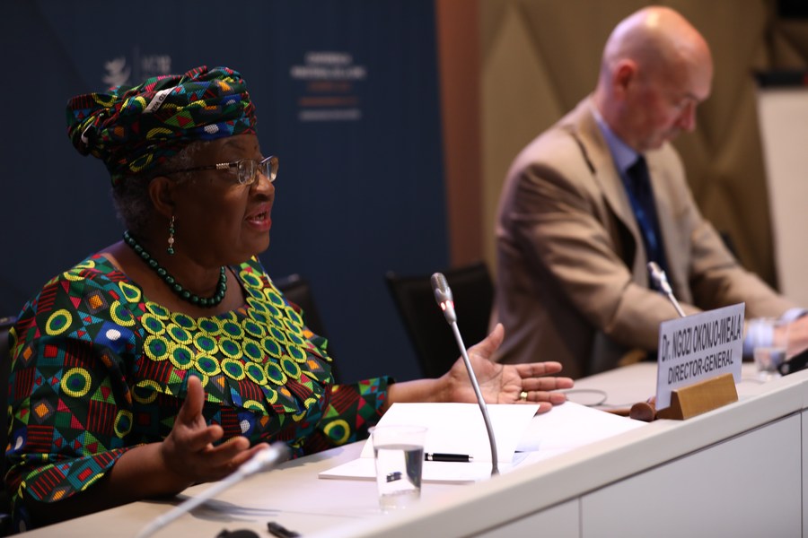 Foto/Xinhua: Drejtorja e Përgjithshme e Organizatës Botërore të Tregtisë Ngozi Okonjo-Iweala duke folur në Konferencën e 12-të Ministrore të OBT-së në Gjenevë të Zvicrës, 15 qershor 2022.