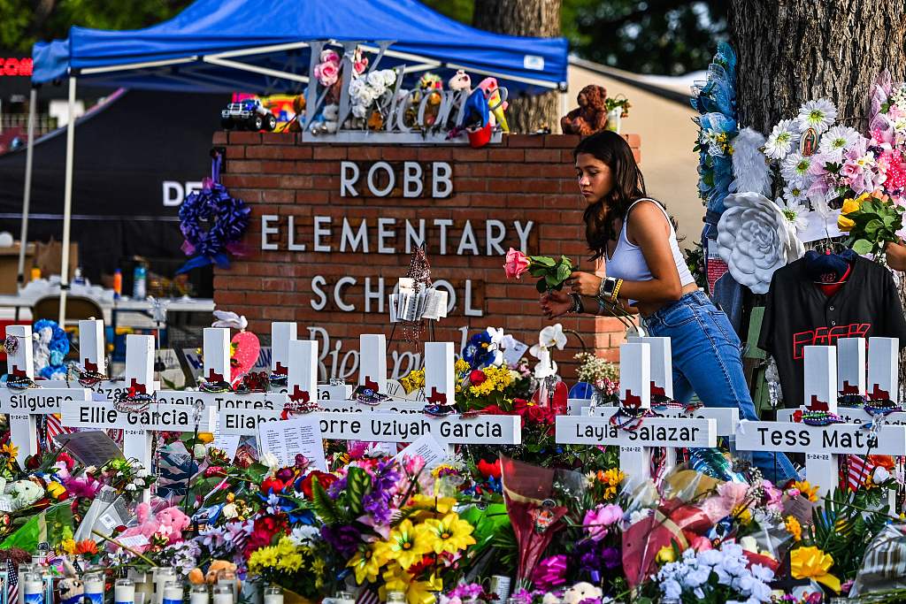 Lulet e vendosura para shkollës Robb ku ndodhi sulmi me armë zjarr që shkaktoi 21 viktima, 28 maj 2022, Texas, ShBA(Foto:VCG)