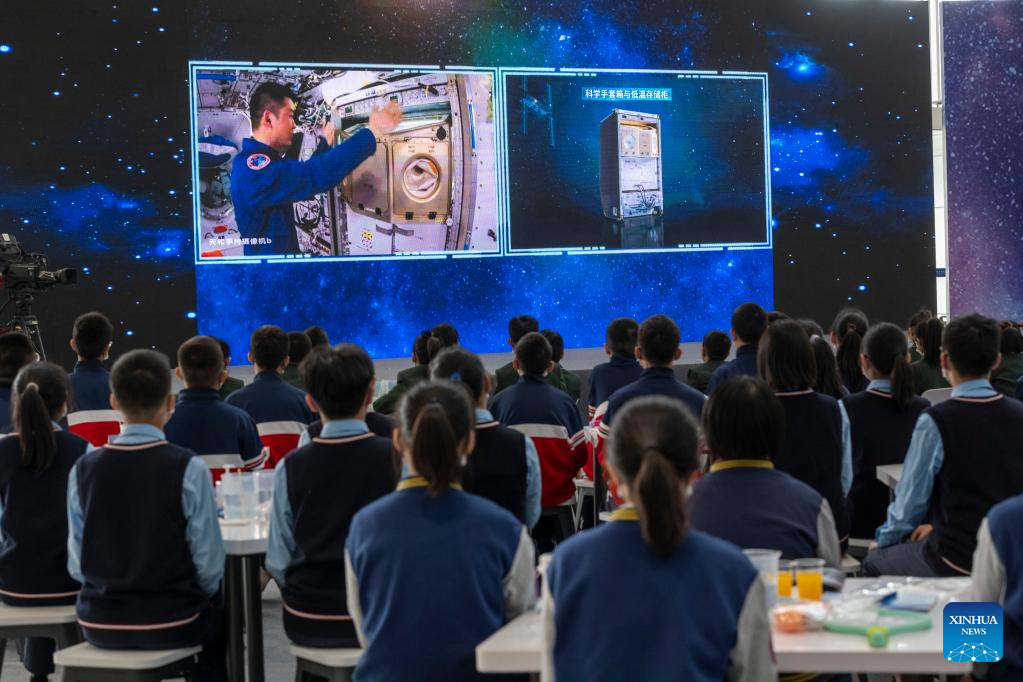 Οι μαθητές παρακολουθούν το τρίτο ‘ζωντανό’ μάθημα της σειράς "Τάξη Τιενγκόνγκ" στο Μουσείο Επιστήμης και Τεχνολογίας της επαρχίας Χενάν στην πρωτεύουσά της Τζενγκζόου, στην κεντρική Κίνα, 12 Οκτωβρίου 2022. (Xinhua/Xu Jiayi)