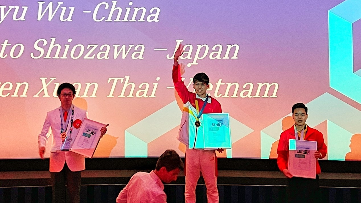 Foto: Konkurrenti kinez Wu Hongyu përshëndet publikun nga podiumi pas fitores së medaljes së artë në Edicionin e Posaçëm të Konkursit Botëror të Aftësive 2022 në Leonberg të Gjermanisë, 16 tetor 2022. /CMG